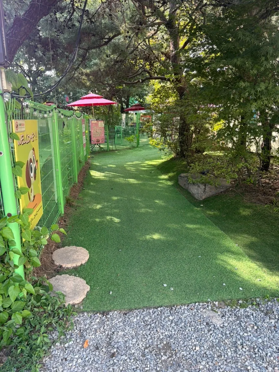 Entrance to Gaeddae Playground surrounded by green plants