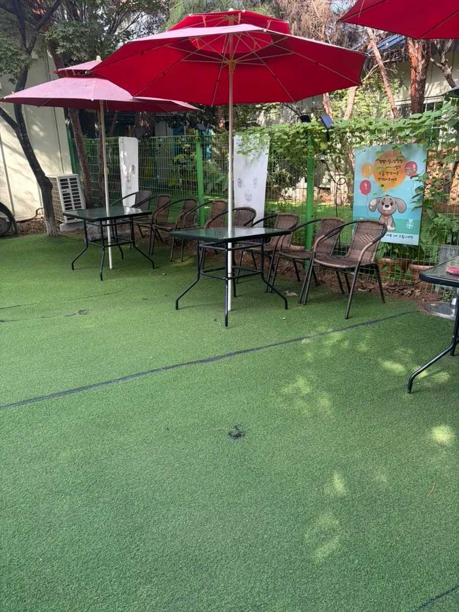 Resting area on one side of the outdoor field