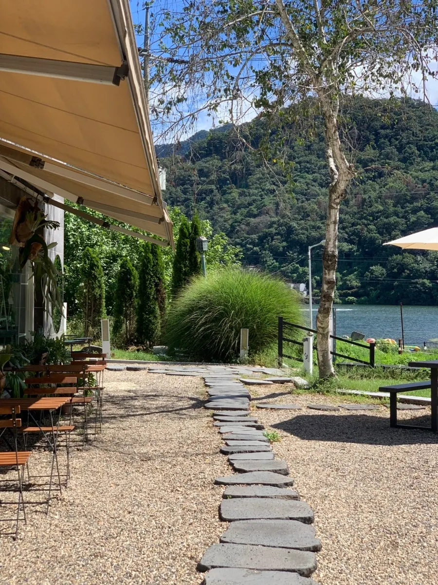 MR's outdoor terrace seats and the Bukhan River scenery