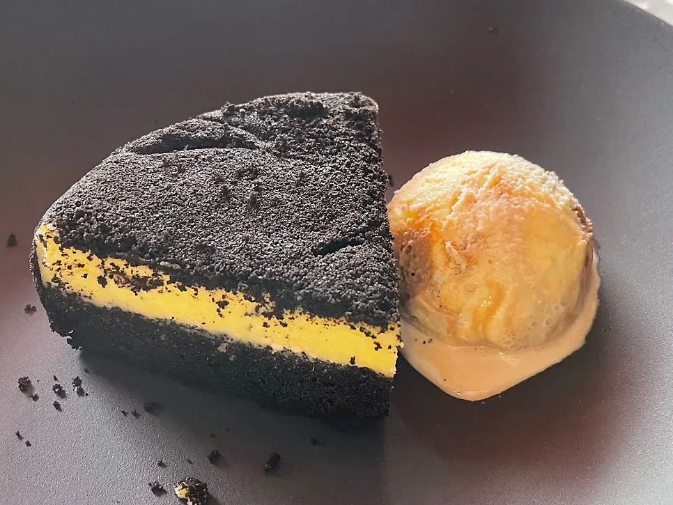 Cheesecake served with ice cream