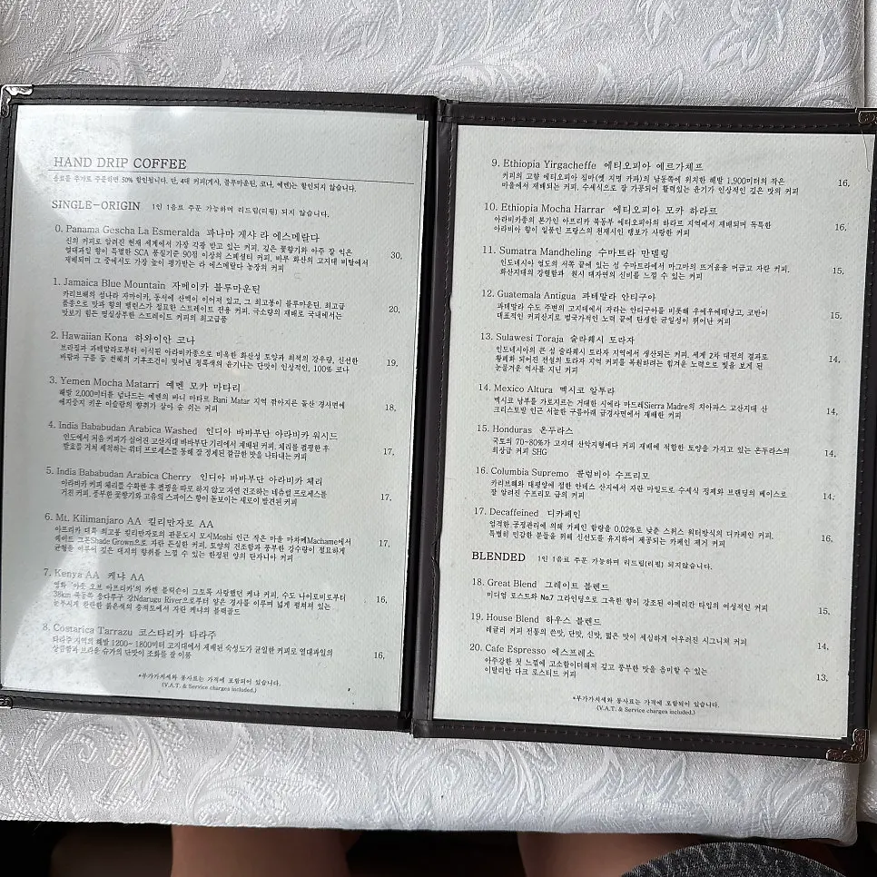 창가에서 바라본 흐린 날 강가