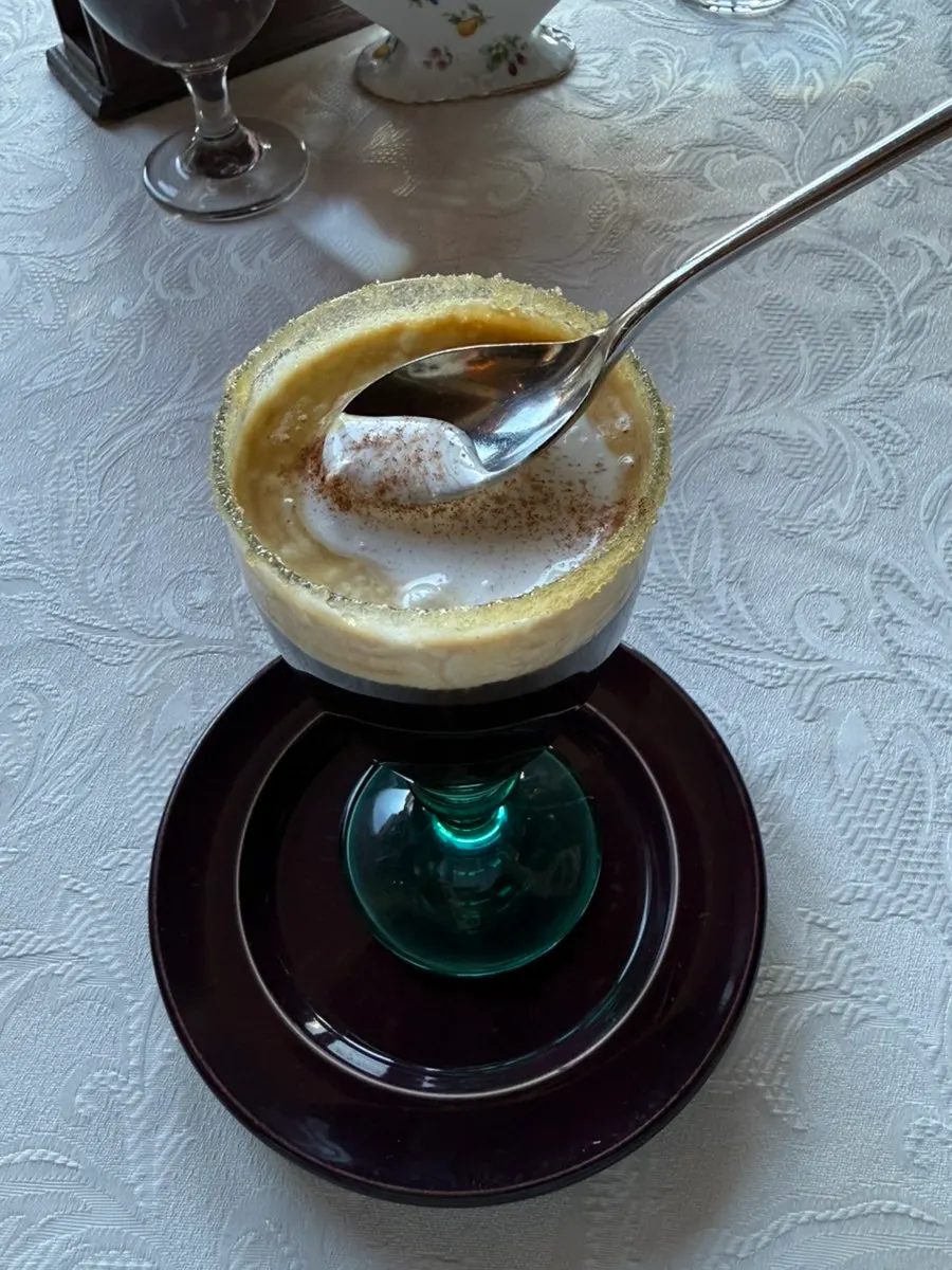 크림을 올린 따뜻한 아이리쉬커피