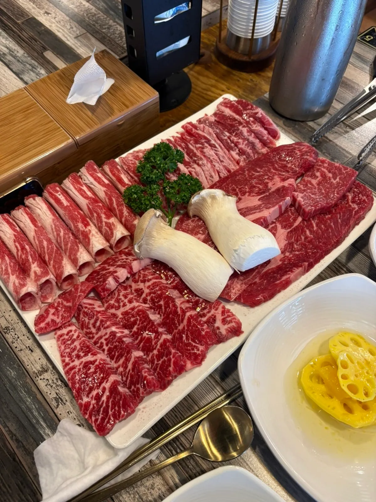 特上 소 한판 1kg 모듬 고기 한 접시