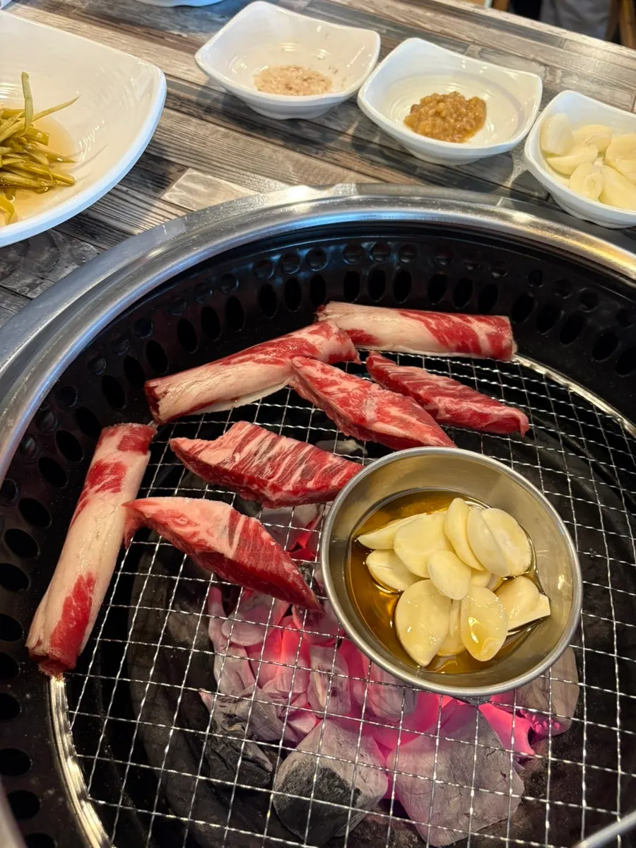 불판에 올린 소고기 굽는 모습