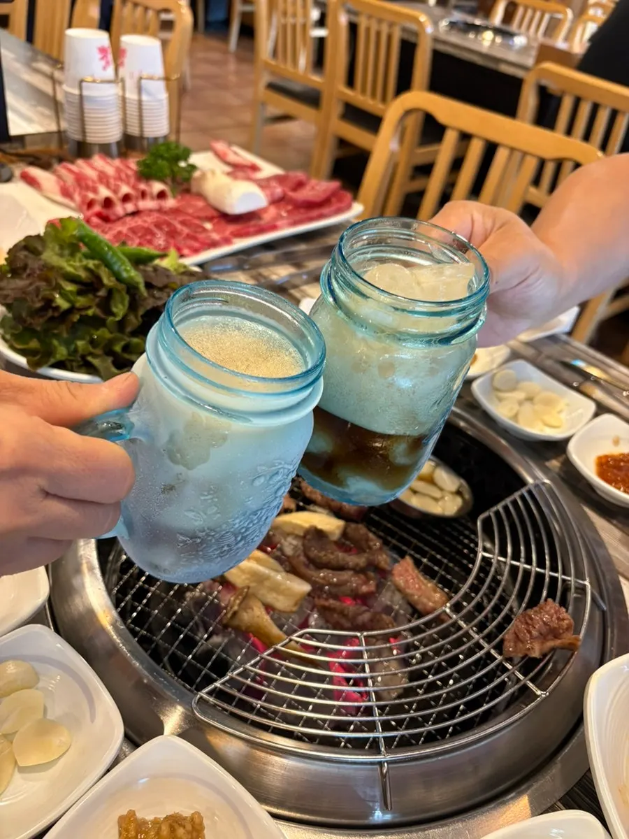 구운 고기 한 점 집어 든 모습