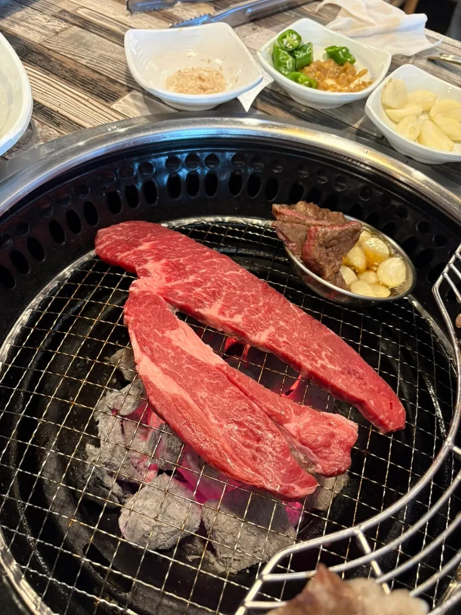 고기와 태백김치를 함께 차린 테이블