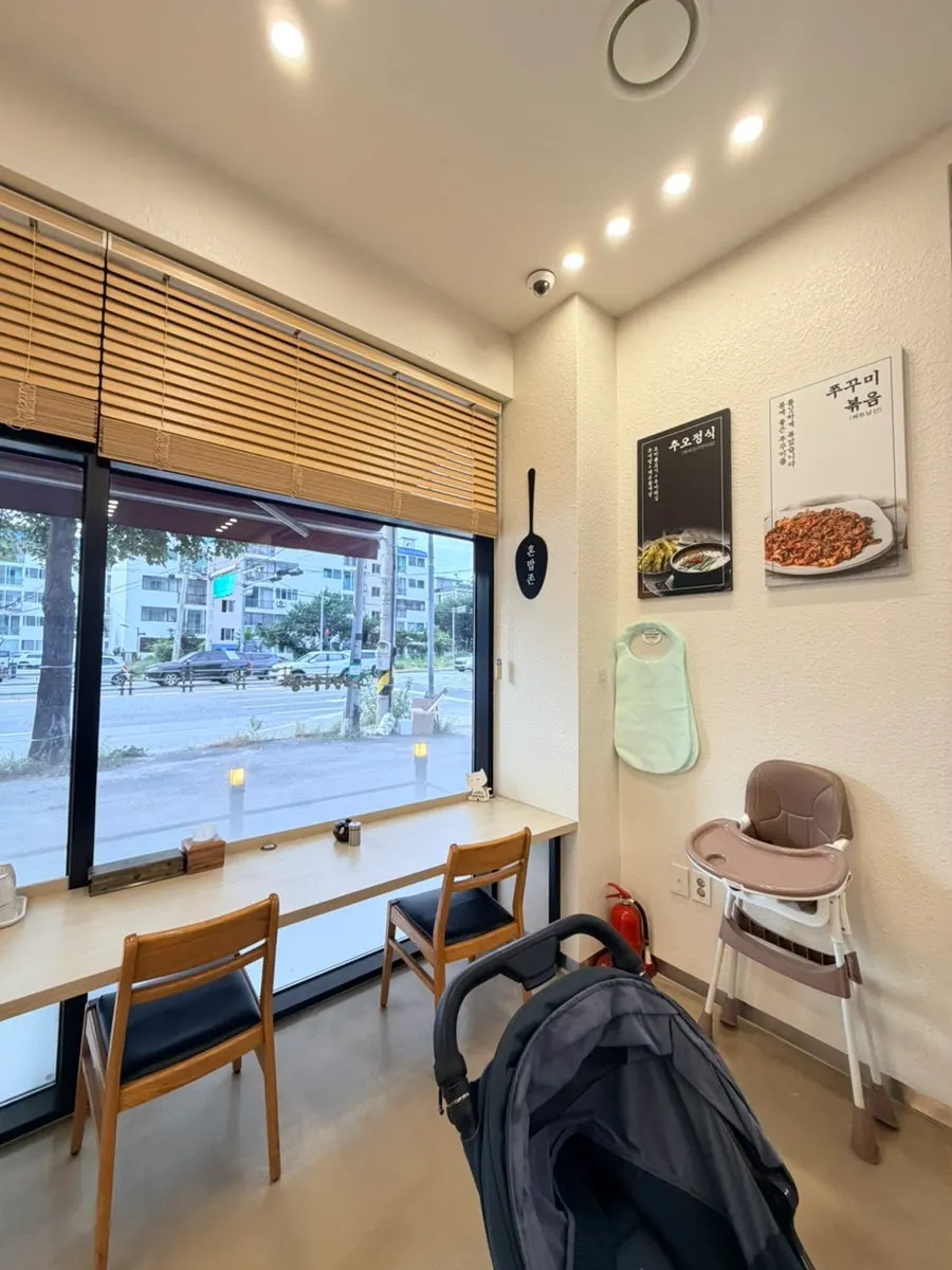 창가 쪽으로 길게 마련된 좌석과 아기의자