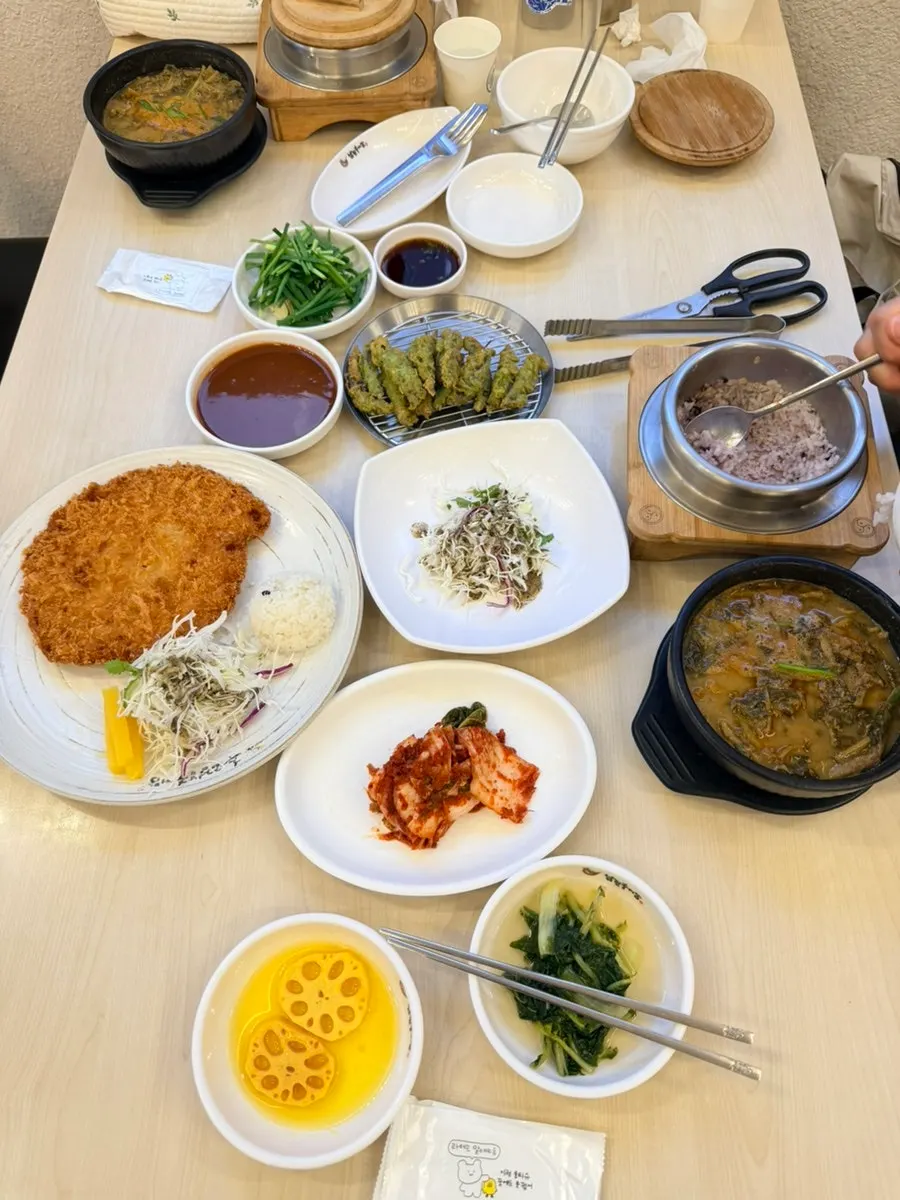 추어탕과 추억의 돈까스, 미꾸라지튀김 1/2 상차림