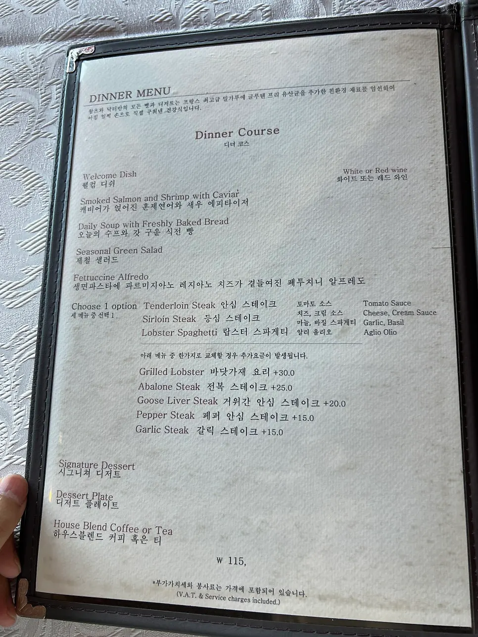 강변 레스토랑 같은 분위기의 카페 공간