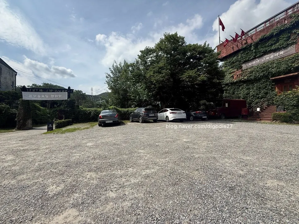 The spacious, uncrowded parking lot at Waltz and Dr. Mahn on a weekday afternoon