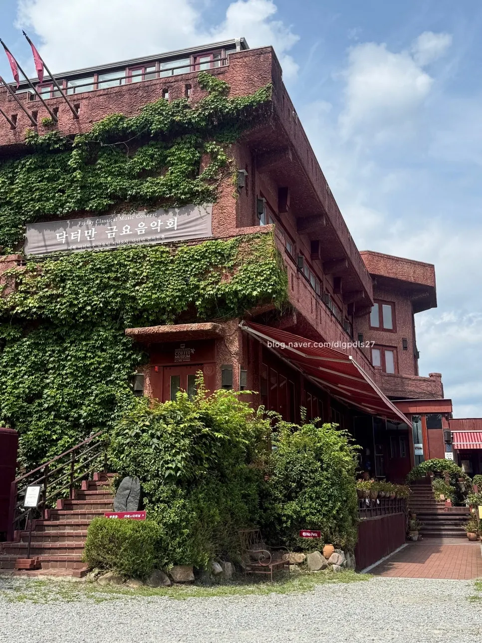 The path leading into the café and the building exterior