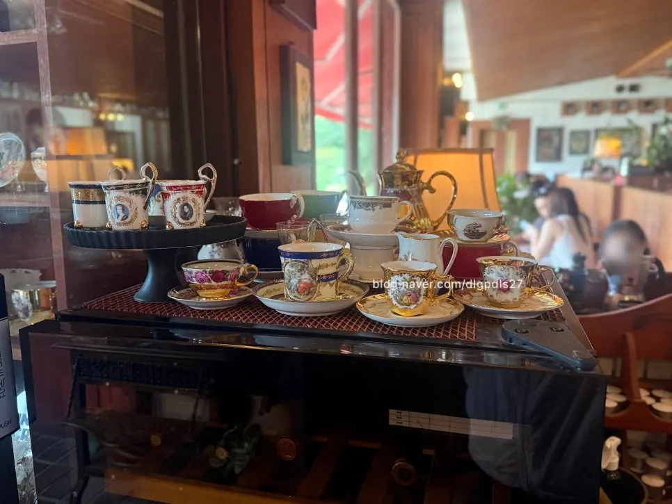 Café interior decorated with antique pieces