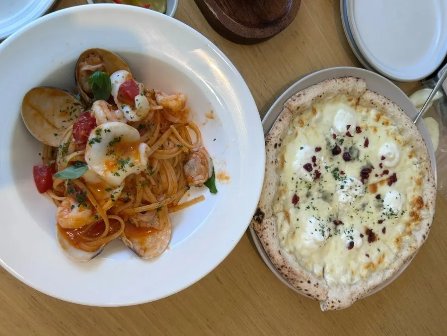 Pomodoro with shrimp and clams