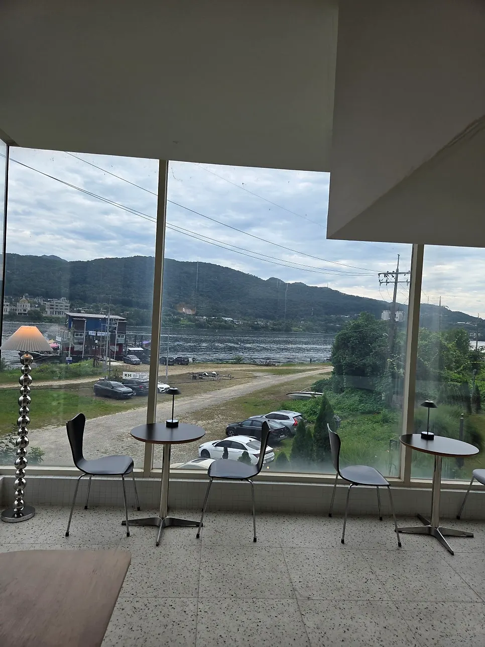 사람 없이 조용한 엠아르 별관 좌석