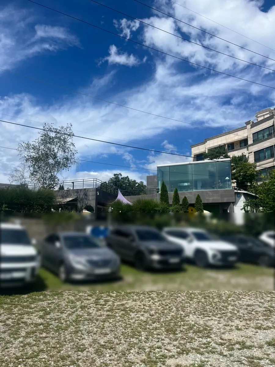 MR's large private parking lot in front of the café