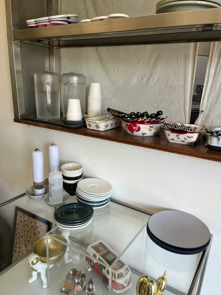 MR self-service bar for plates and tableware