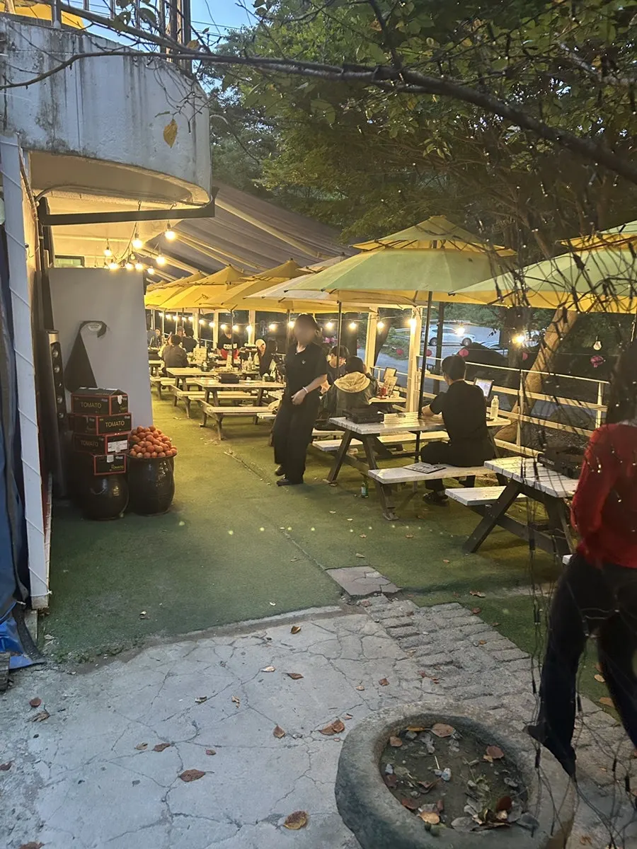 南楊州の屋外焼肉店の全景