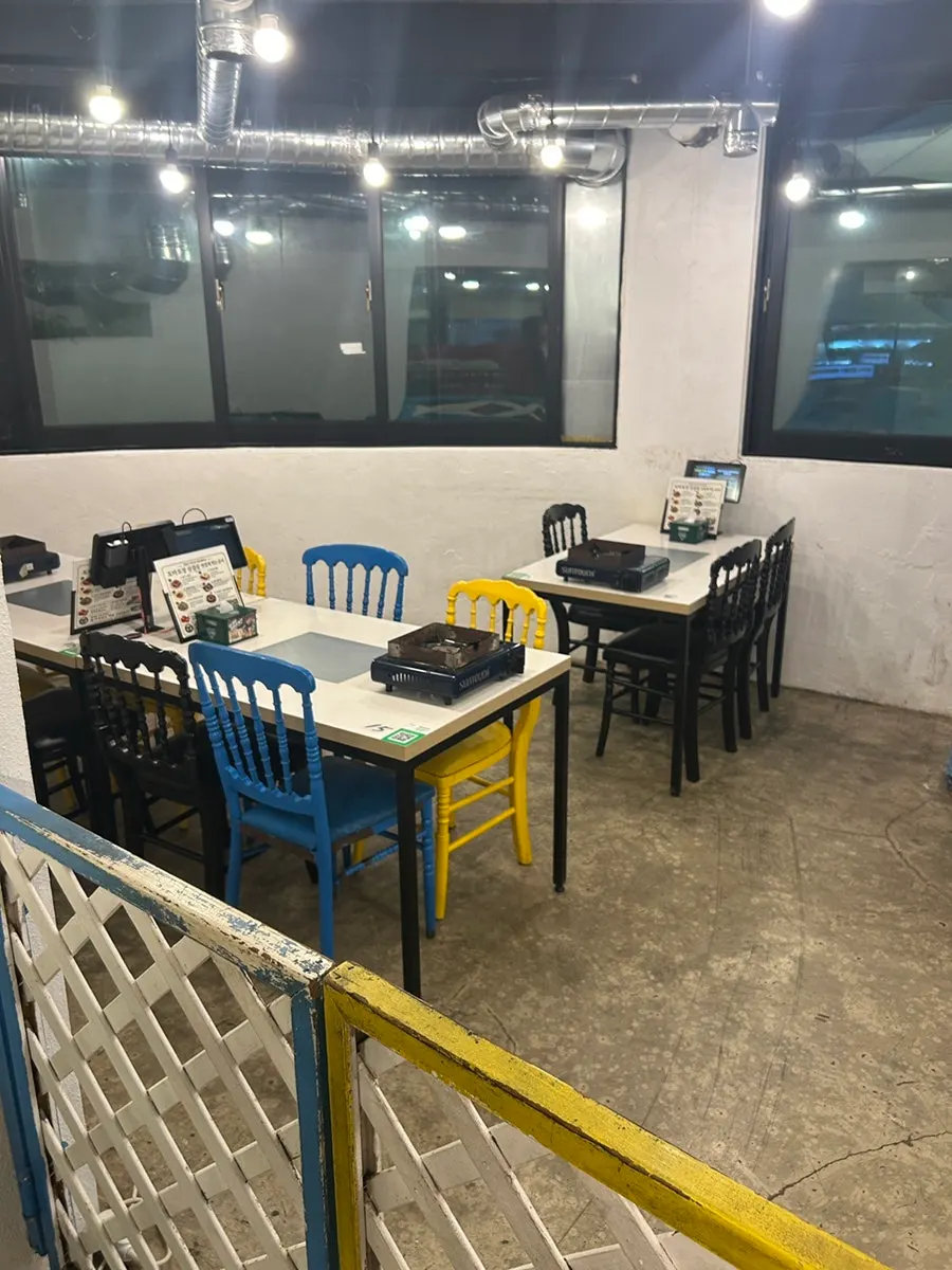 야외 식사 공간 전경