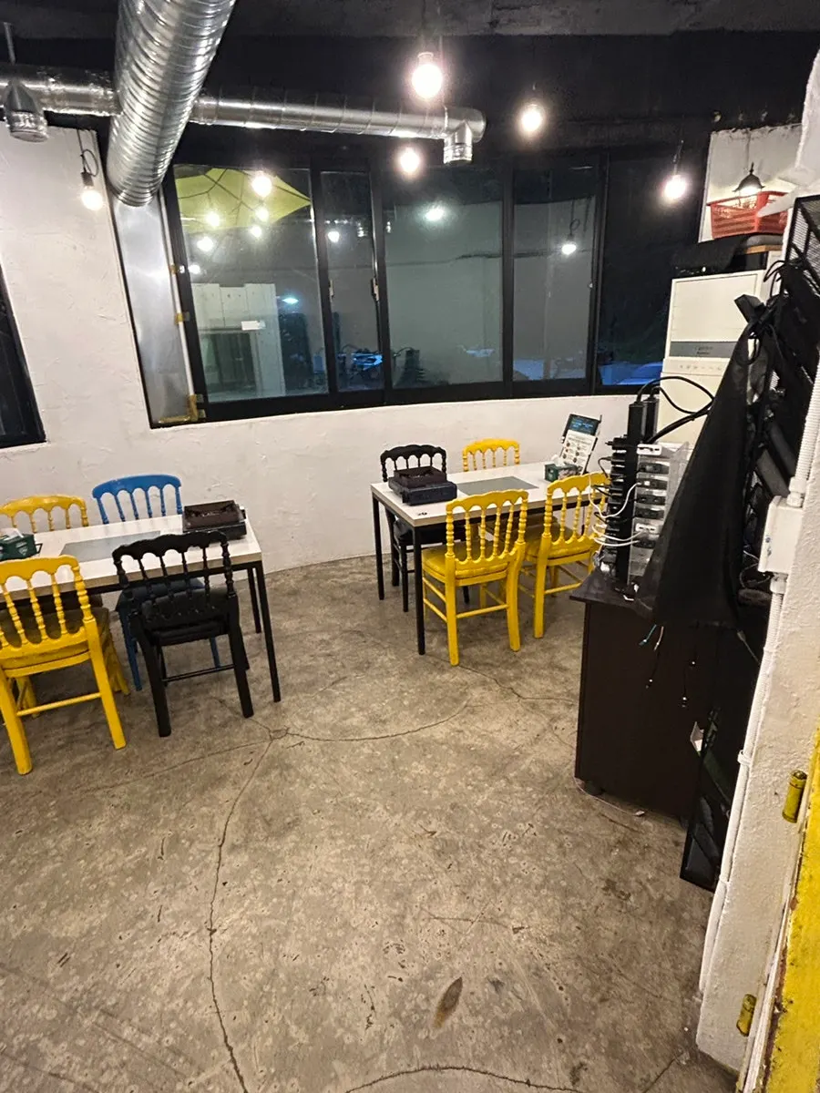 산과 계곡을 낀 야외 좌석
