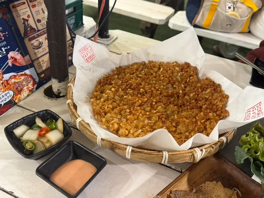 녹은 치즈와 토마토장 삼겹살