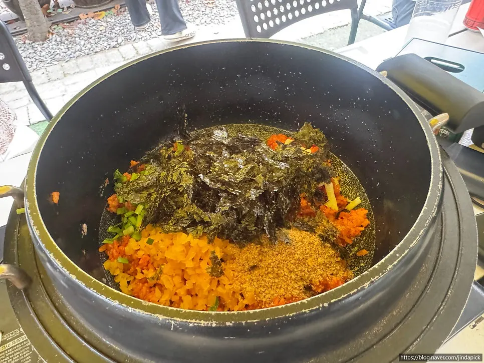 5-minute hourglass next to the stone-pot fried rice