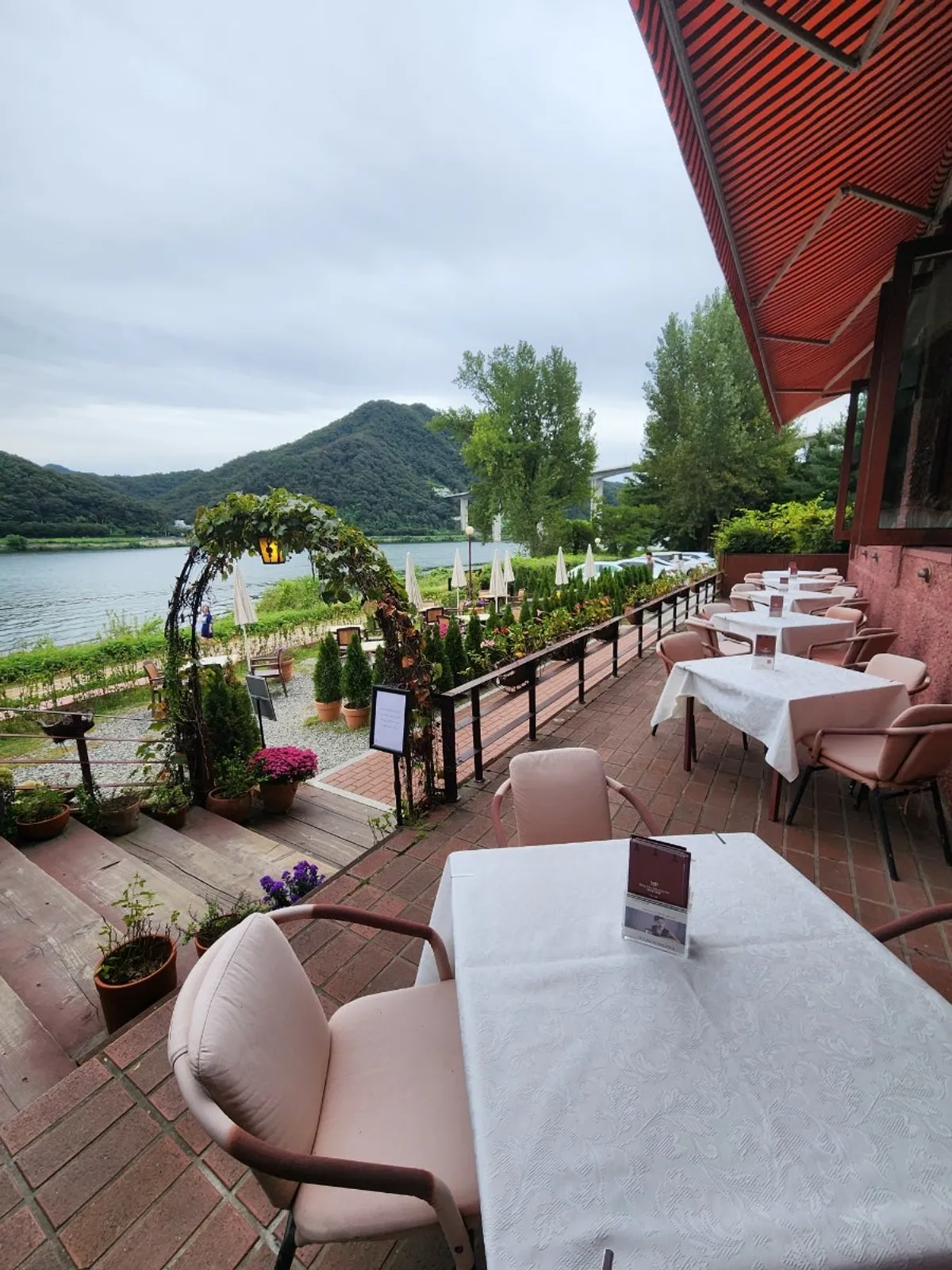 Walking trail near a Bukhangang riverside café