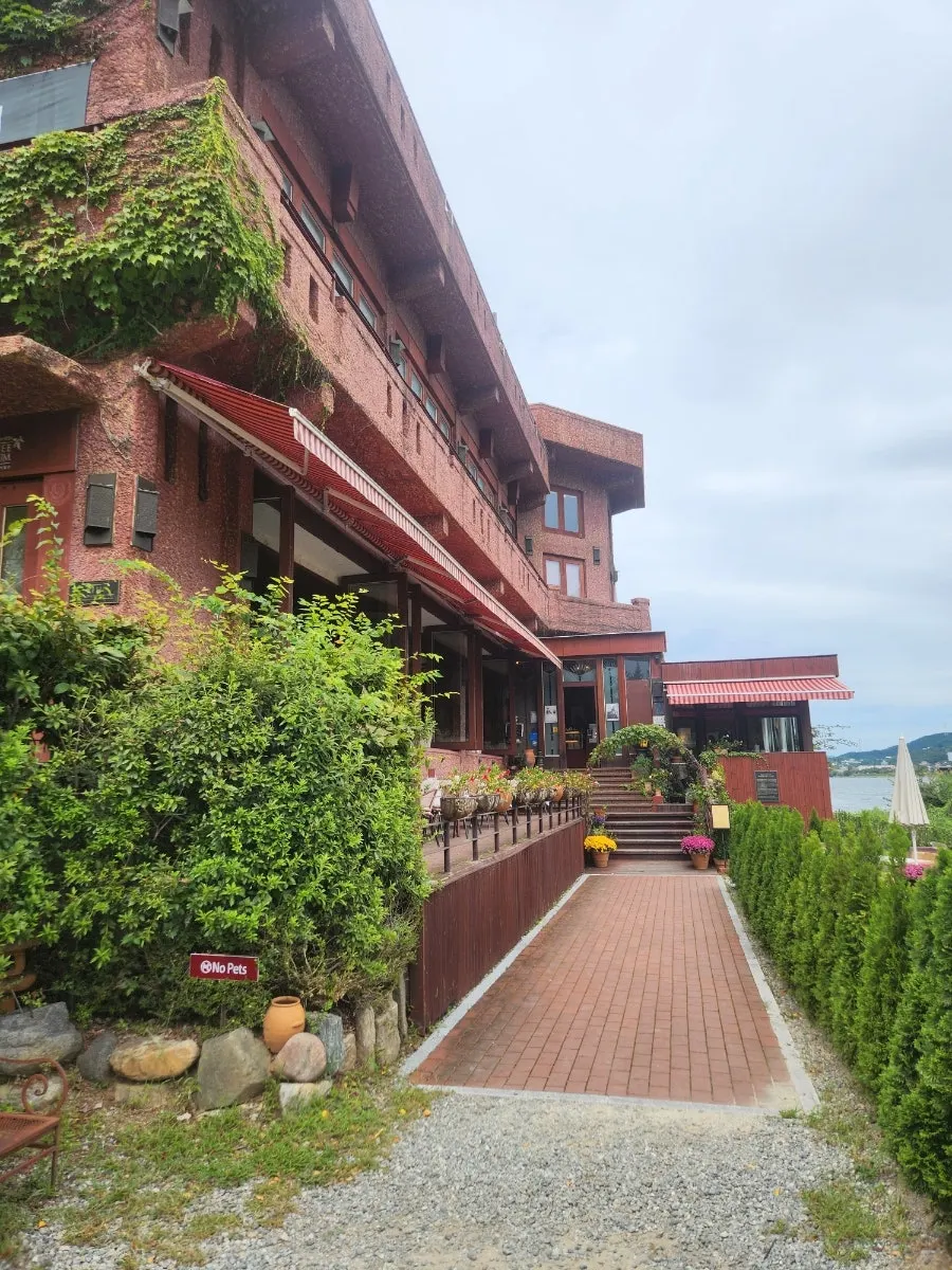 Path near a Bukhangang river-view café