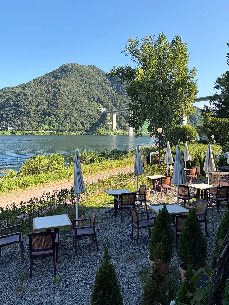Outdoor terrace with a Bukhangang River view