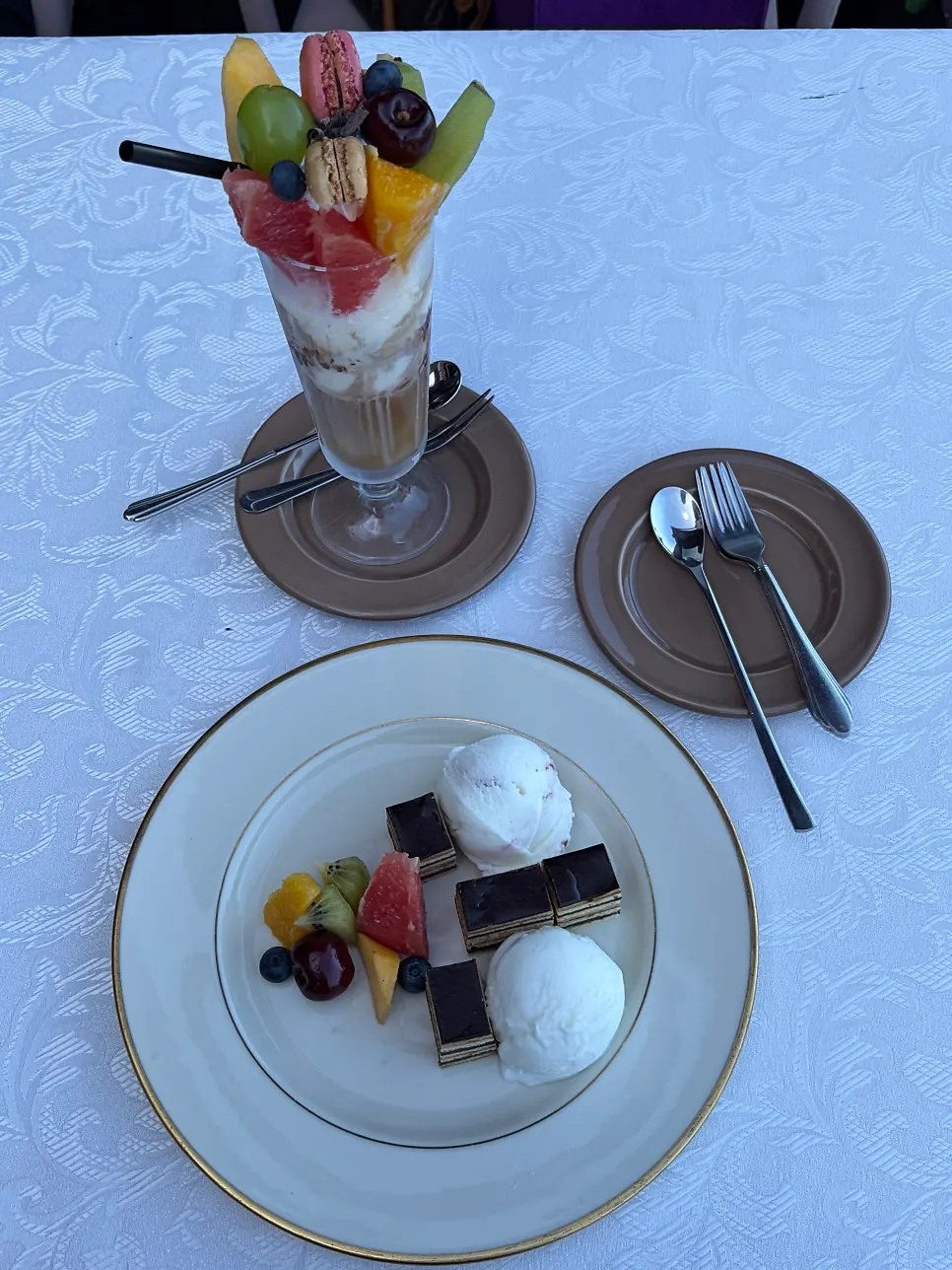 Ice cream platter and Honoré en Chevalier