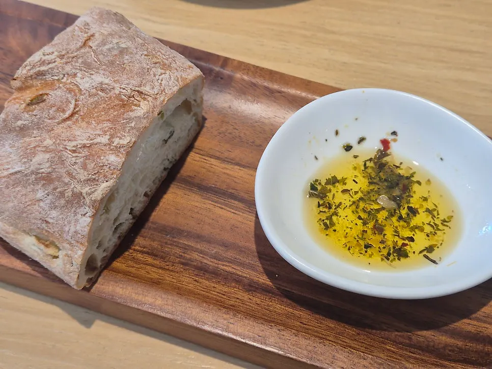 Pre-meal bread served with olive oil