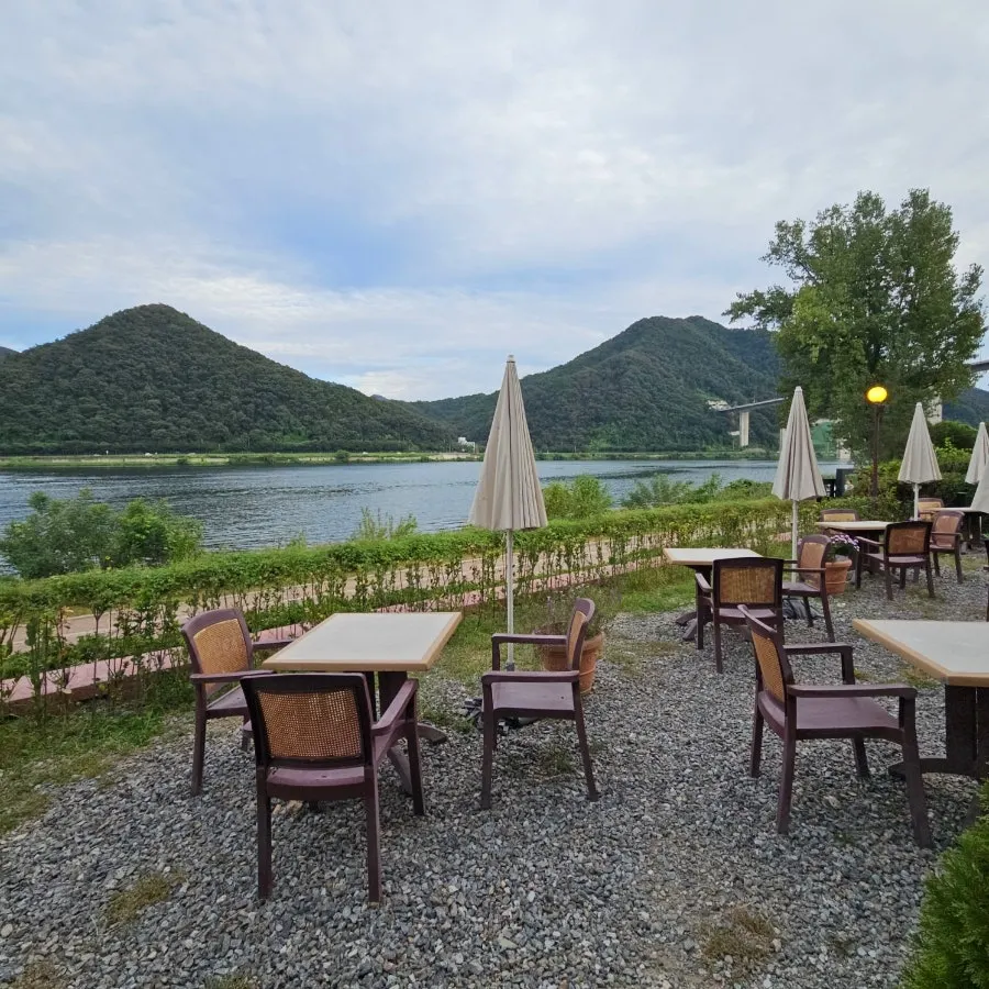 Outdoor terrace with a Bukhangang River view