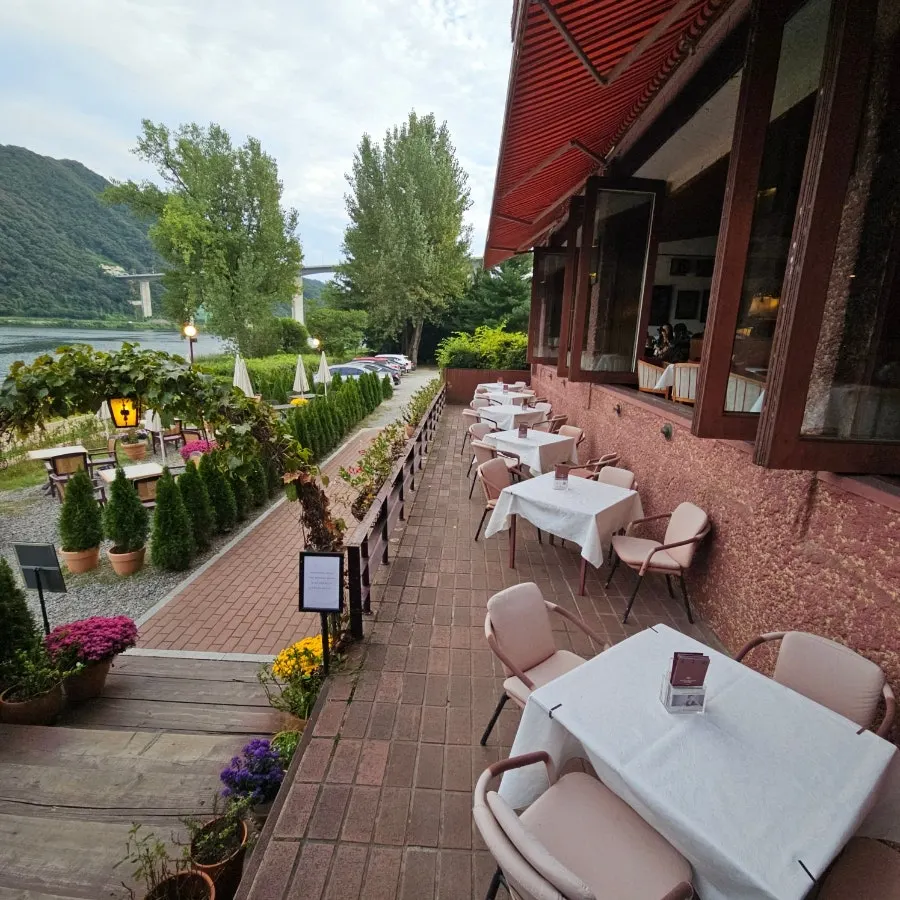 Outdoor terrace that is nice to sit on in good weather