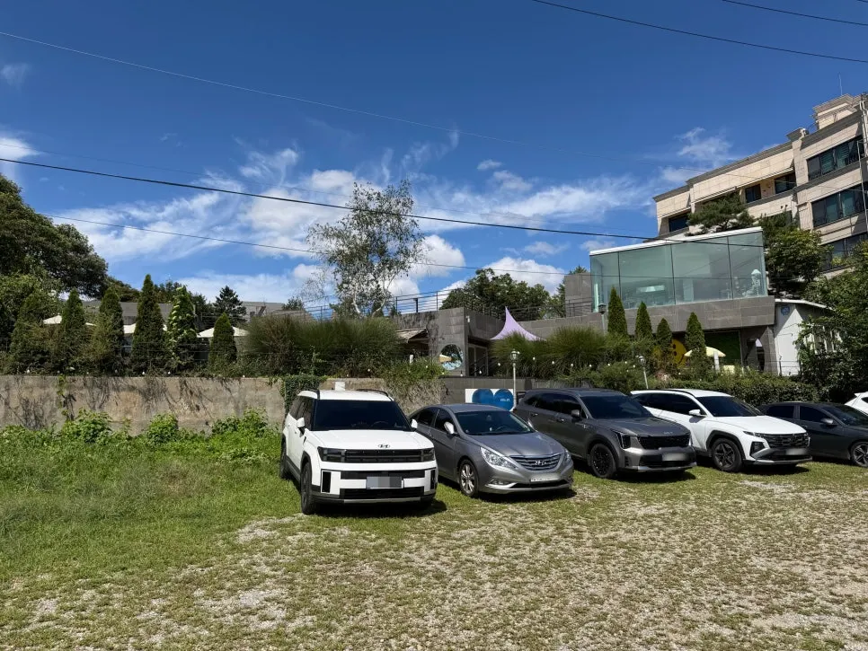 Large parking lot right in front of the café