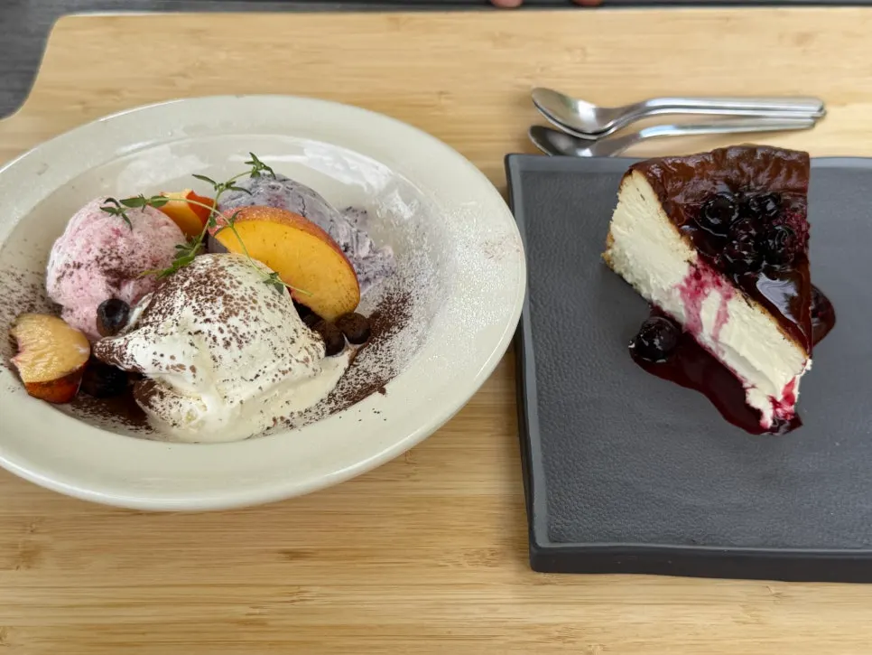 Gelato-topped cheesecake dessert