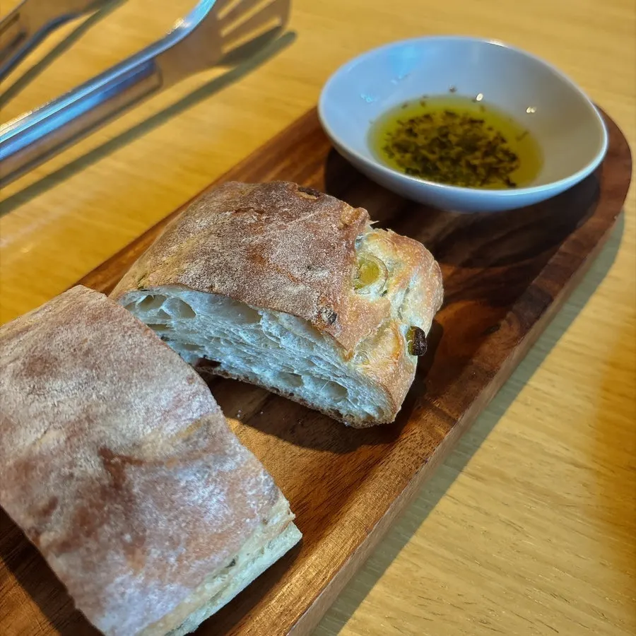 Bread served while waiting for the food