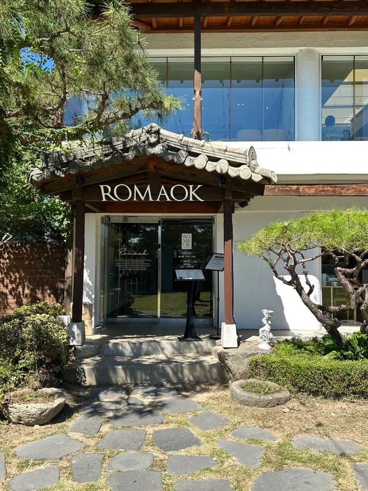 한옥 외관의 로마옥 리버사이드 입구