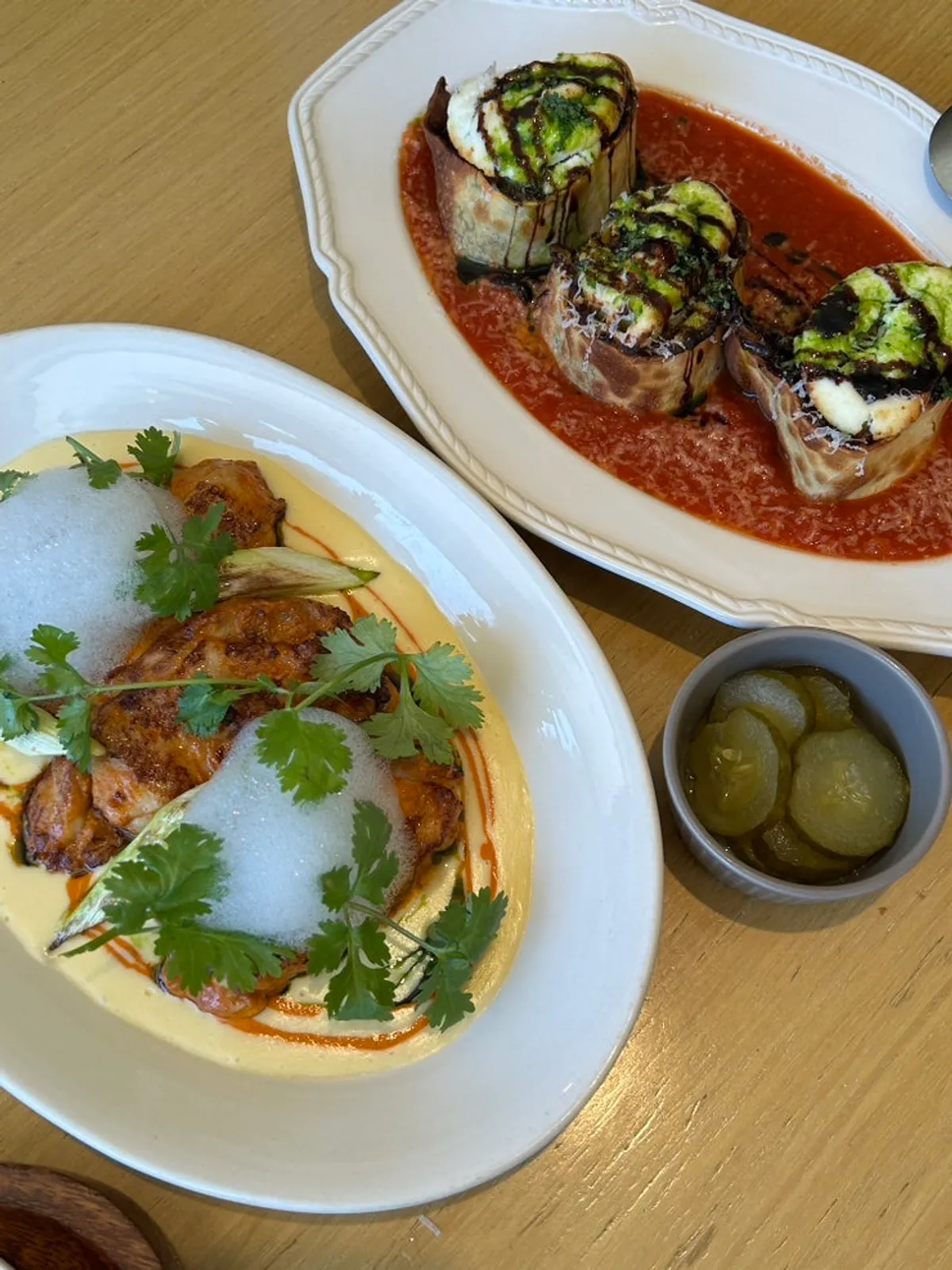 창가석 테이블에 차려진 로마옥 리버사이드 음식