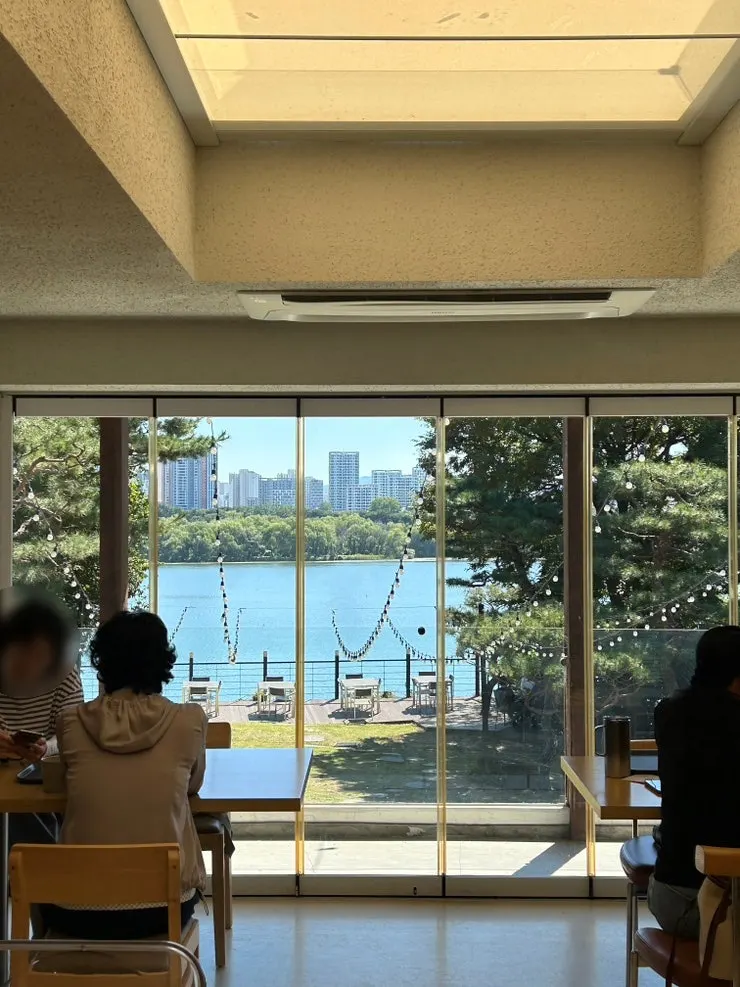 식사를 마친 테이블과 창밖 한강