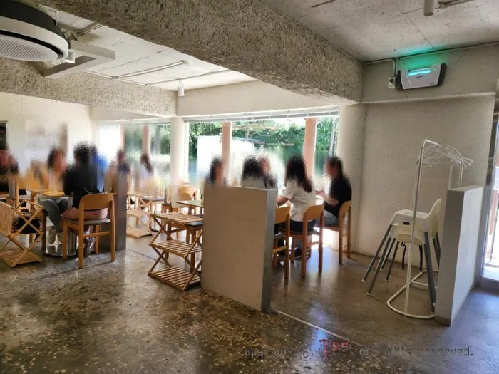 창밖으로 잔디가 보이는 실내 테이블