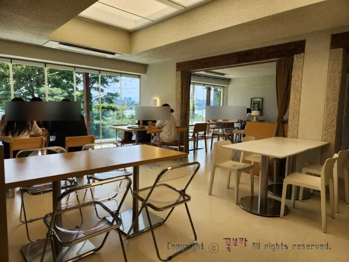 한강뷰를 볼 수 있는 별관 2층 공간