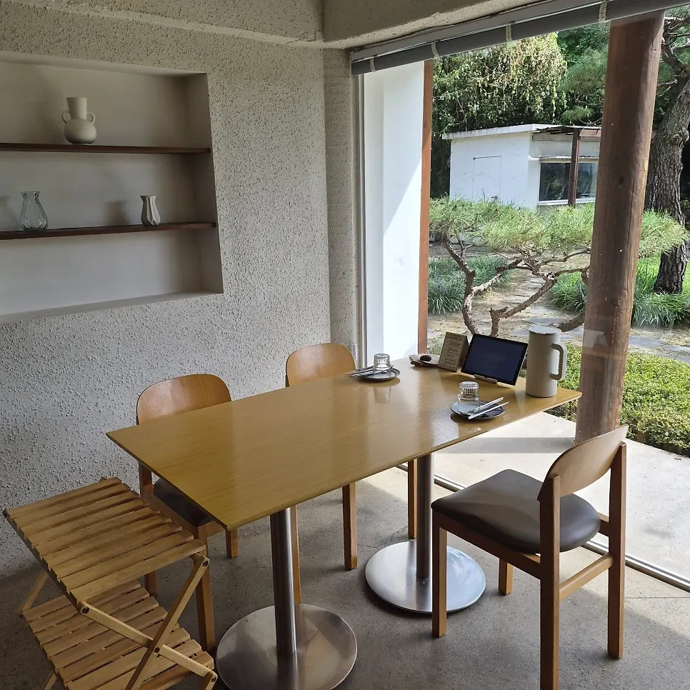 정원이 보이는 로마옥 리버사이드 창가 자리