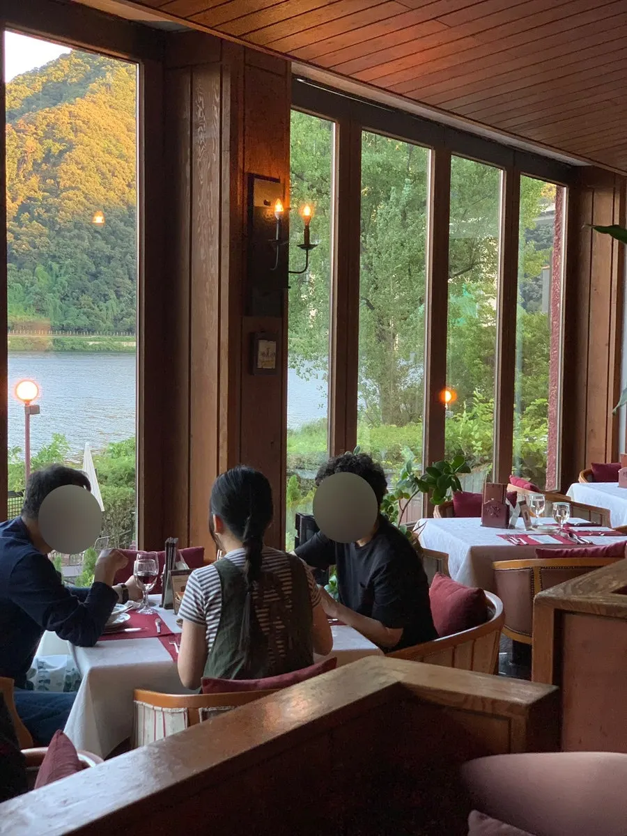 실내 창가의 북한강 뷰