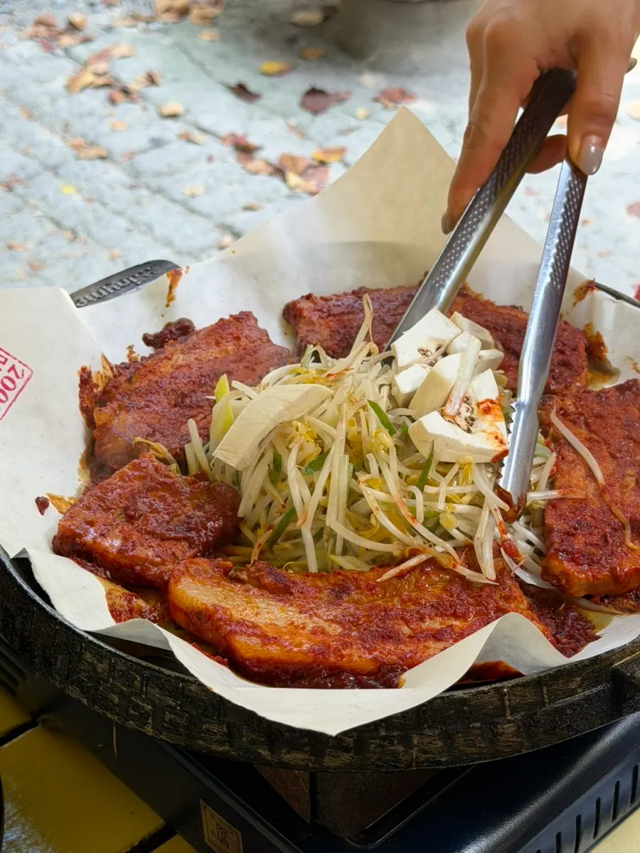 불판 위에서 구워지는 토마토장 삼겹살