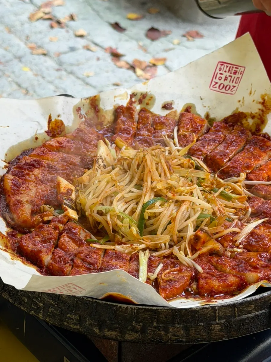 다 구워진 토마토장 삼겹살 한 점