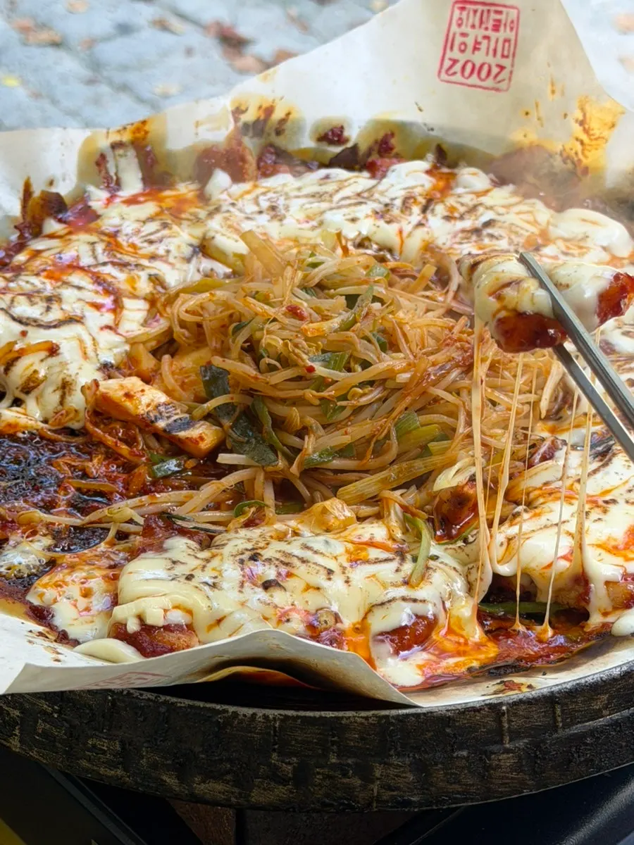 토치로 치즈를 굽는 장면