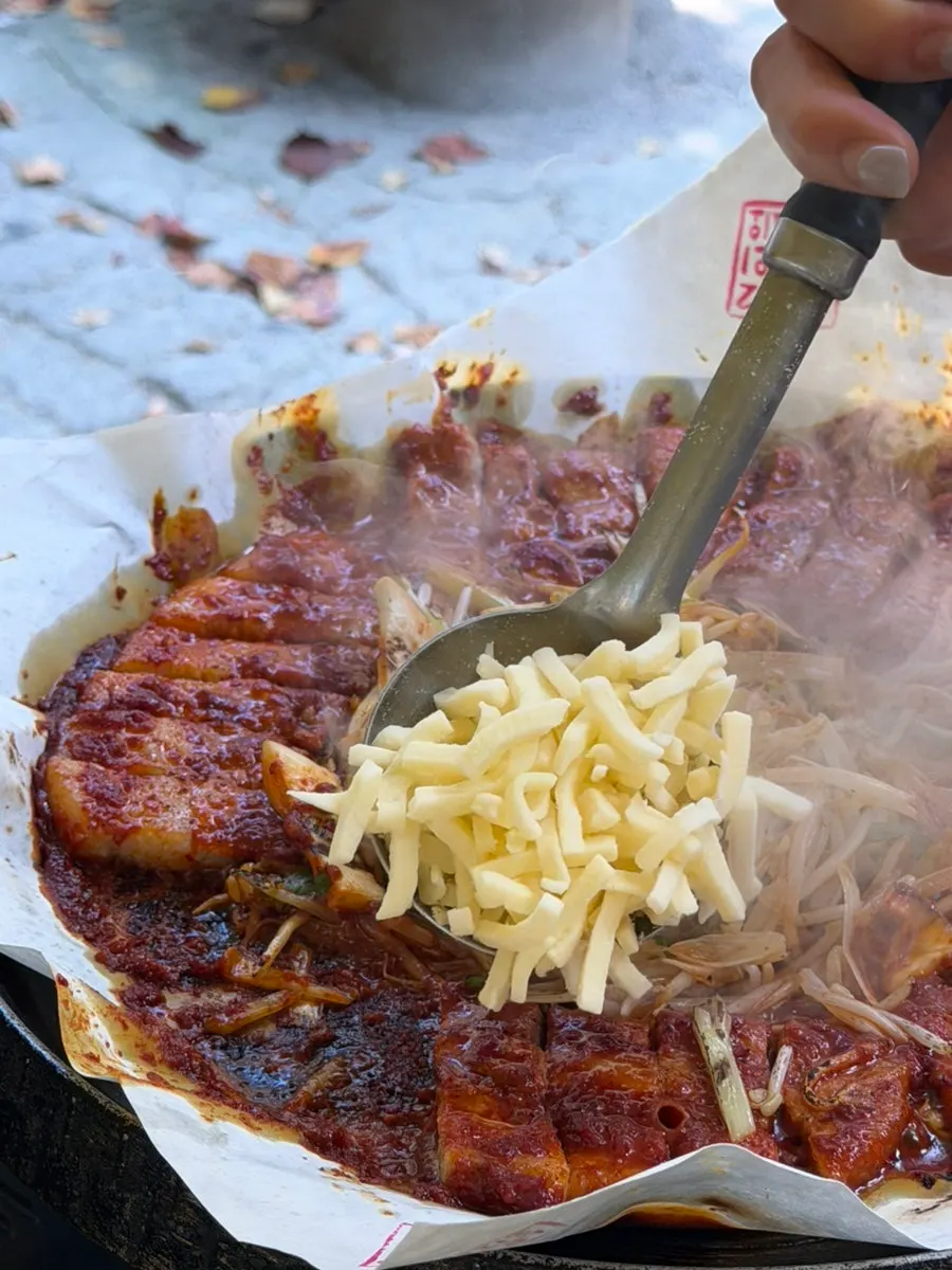 토치로 녹인 치즈와 삼겹살