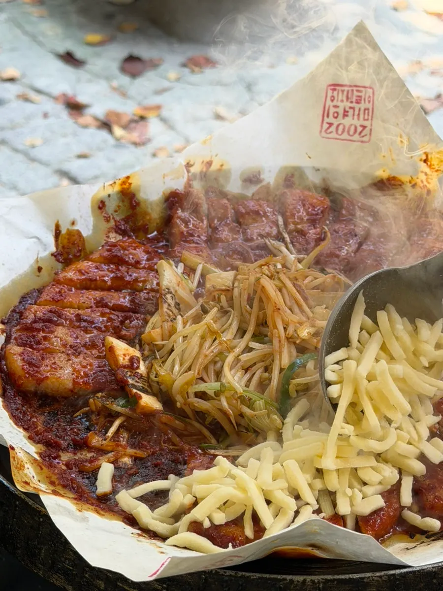 치즈를 올려 완성된 토마토장 삼겹살