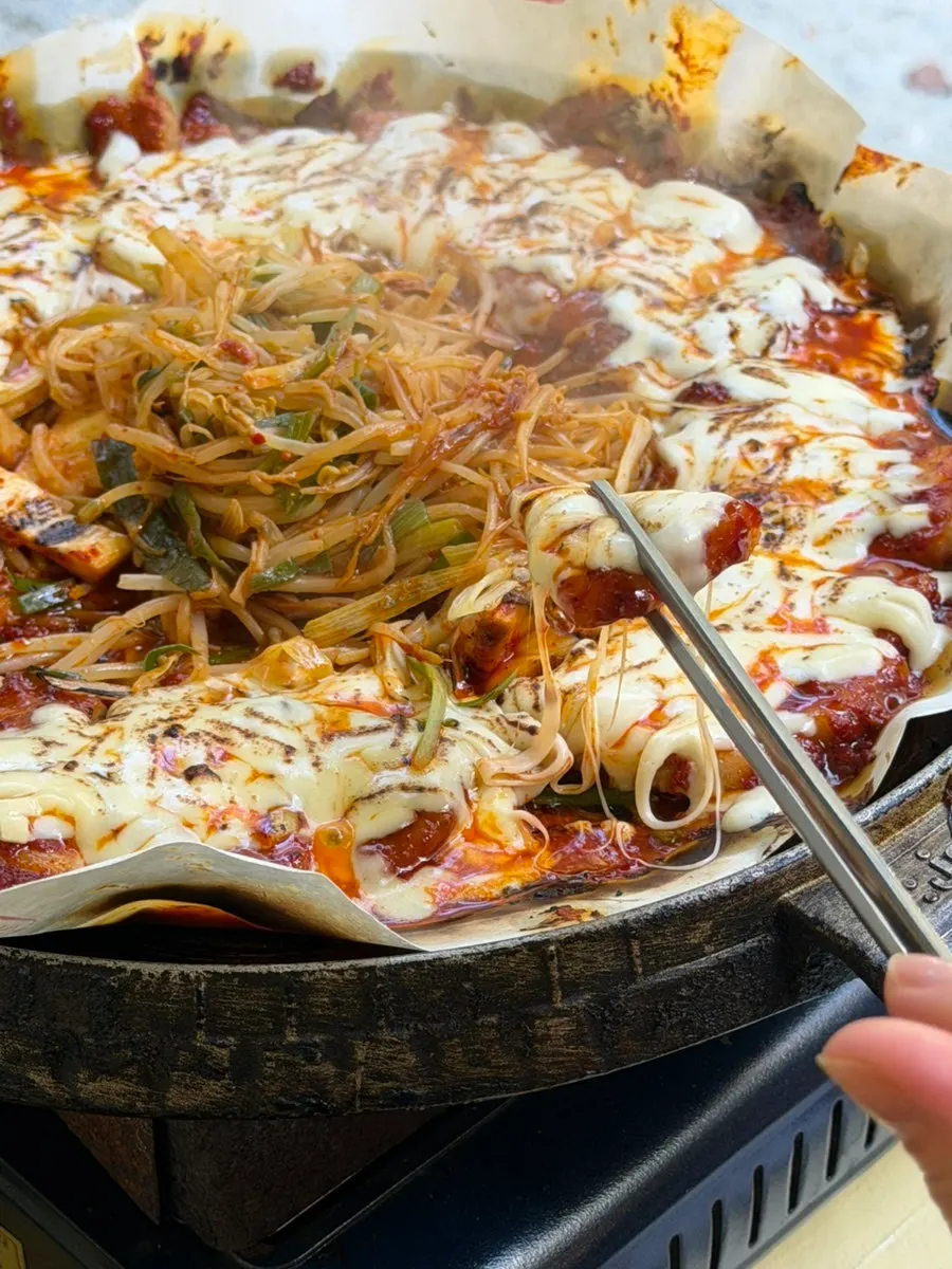 바삭하게 튀겨진 감자전과 소스