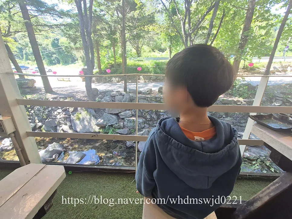 계곡물이 흐르는 매장 옆 풍경