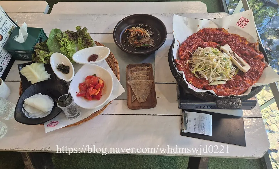 토마토장 삼겹살 3인분과 감자전 주문 상차림